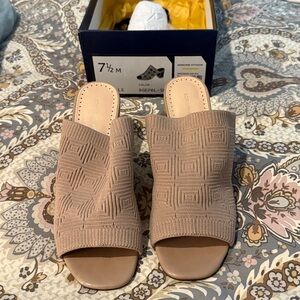 Adrienne Vittadini Blush Textured Slides